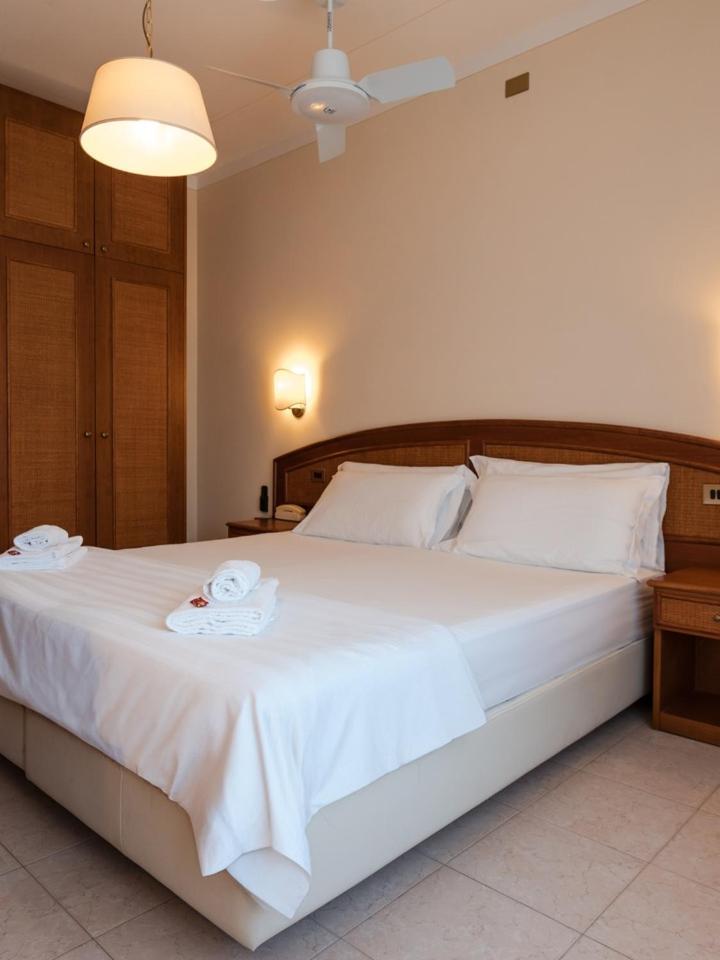 Hotel Gabbiano - Garda Lake Collection Dış mekan fotoğraf