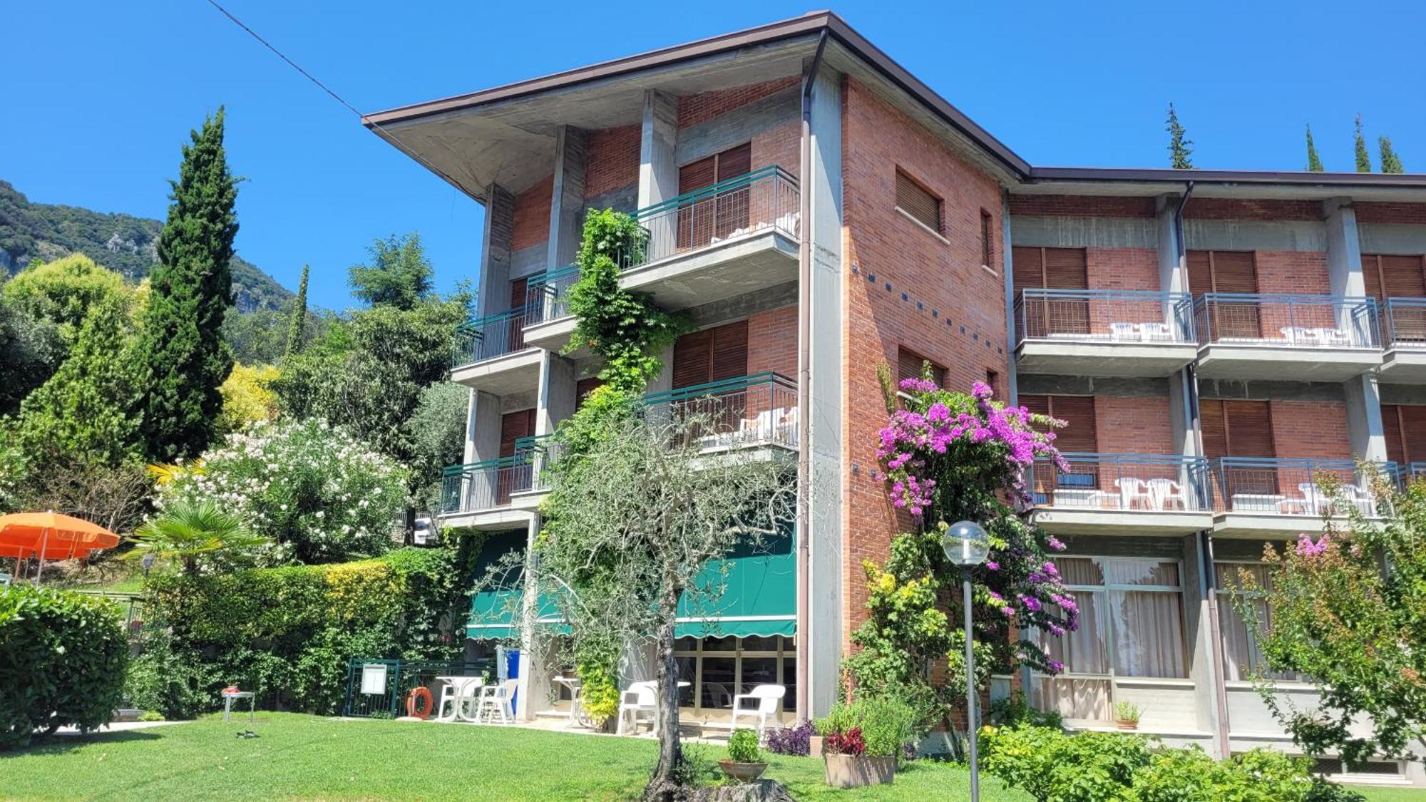 Hotel Gabbiano - Garda Lake Collection Dış mekan fotoğraf